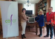 El Colegio de Farmacéuticos de Ciudad Real entrega a Cruz Roja Ciudad Real material informático para proyectos con personas vulnerables